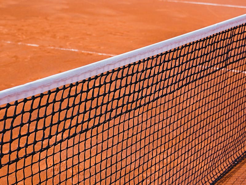 Foto dettaglio campo da tennis in terra rossa